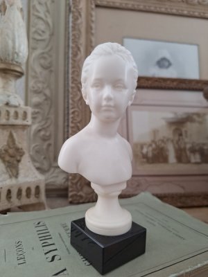 画像9: Louise Brongniar胸像