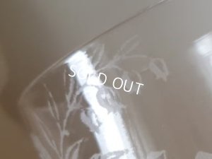 画像2: すずらん柄ロゴ入りワイングラス