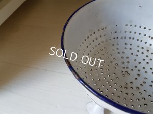 画像2: 白いホーロー猫脚コランダー