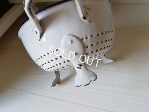 画像9: 白いホーロー猫脚コランダー