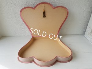 画像2: 犬を抱く女性柄ボックス