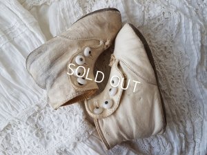 画像7: 白いボタンアップシューズ