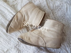 画像8: 白いボタンアップシューズ