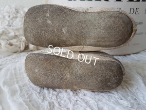 画像9: 白いボタンアップシューズ