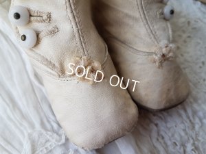 画像3: 白いボタンアップシューズ