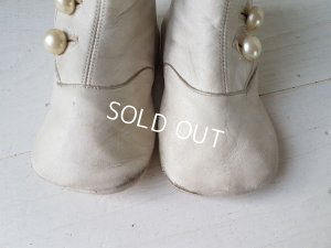 画像9: 白いボタンアップシューズ