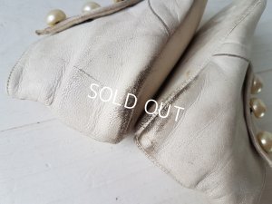 画像13: 白いボタンアップシューズ