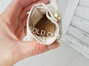 画像10: 白いボタンアップシューズ