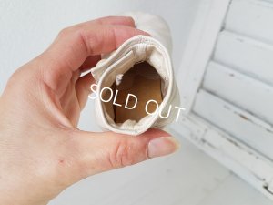 画像11: 白いボタンアップシューズ