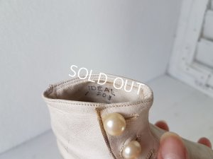 画像12: 白いボタンアップシューズ