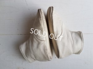 画像3: 白いボタンアップシューズ