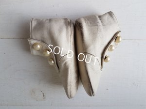 画像4: 白いボタンアップシューズ