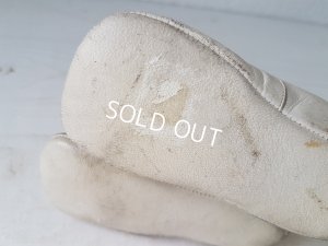 画像8: 白いボタンアップシューズ