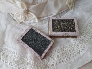 画像1: ガラス蓋の紙箱付ビーズ2箱セット
