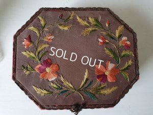 画像2: 花柄刺繍カルトナージュボックス