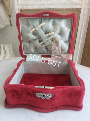 antiquesewingbox