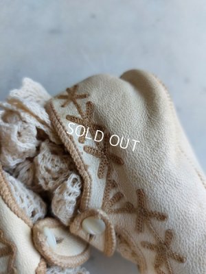 画像10: アンティーク白いベビーシューズ