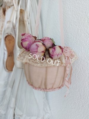 antiquelacebasket