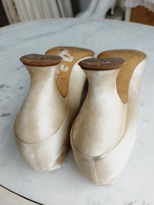 画像10: アンティークシルクブライダルシューズ