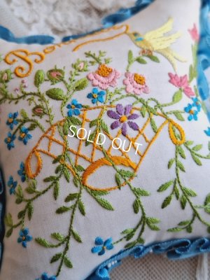 画像2: アンティーク刺繍クッション