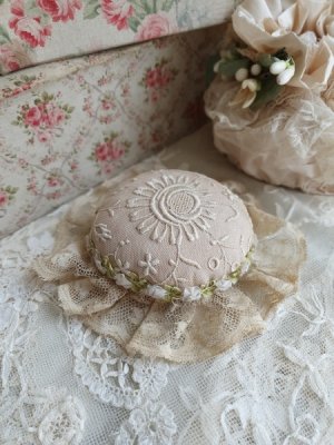 rococoribboncushion