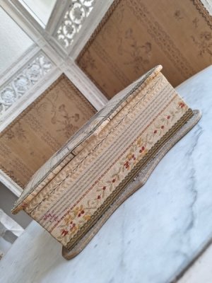 画像19: ツール付アンティークカルトナージュボックス