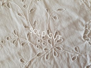 画像4: リボンとモノグラム入りカット刺繍ポーチ