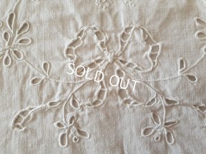 画像5: リボンとモノグラム入りカット刺繍ポーチ