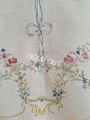 画像2: アンティークローズとリボンの刺繍クロス