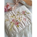 画像: アンティークローズ刺繍ハンキーケース