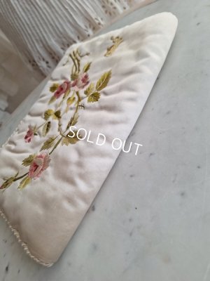 画像9: アンティークローズ刺繍ハンキーケース