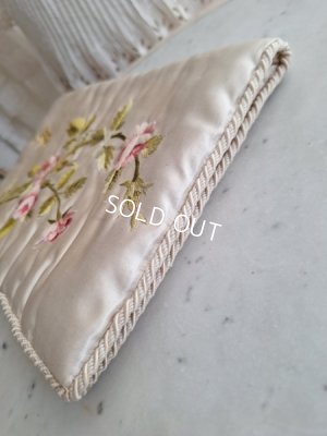 画像10: アンティークローズ刺繍ハンキーケース