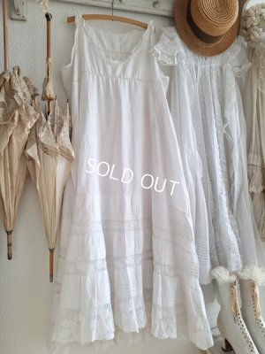 antiquelacedress