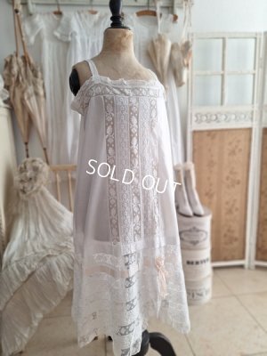 antiquelacedress