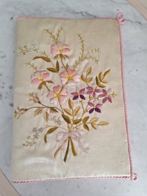 画像2: アンティーク刺繍ハンキーケース