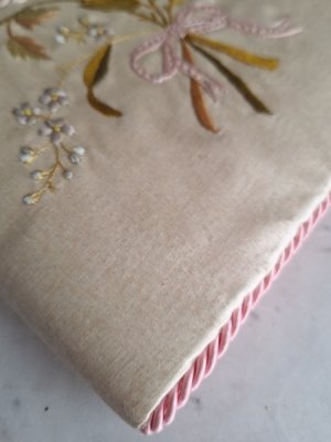 画像9: アンティーク刺繍ハンキーケース