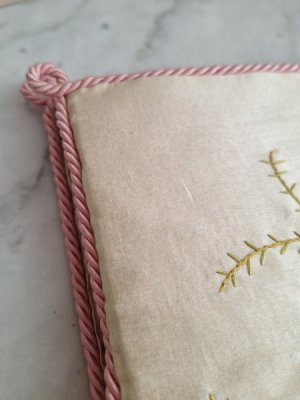 画像10: アンティーク刺繍ハンキーケース