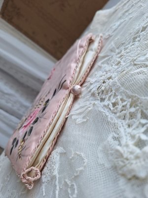 画像8: 手描きローズ柄シルクハンキーケース