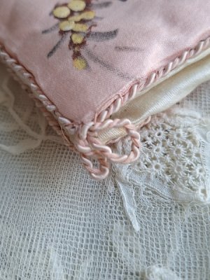 画像9: 手描きローズ柄シルクハンキーケース