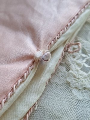 画像18: 手描きローズ柄シルクハンキーケース