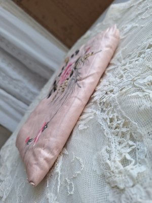 画像6: 手描きローズ柄シルクハンキーケース