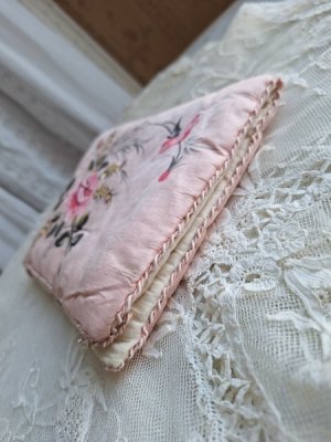 画像7: 手描きローズ柄シルクハンキーケース